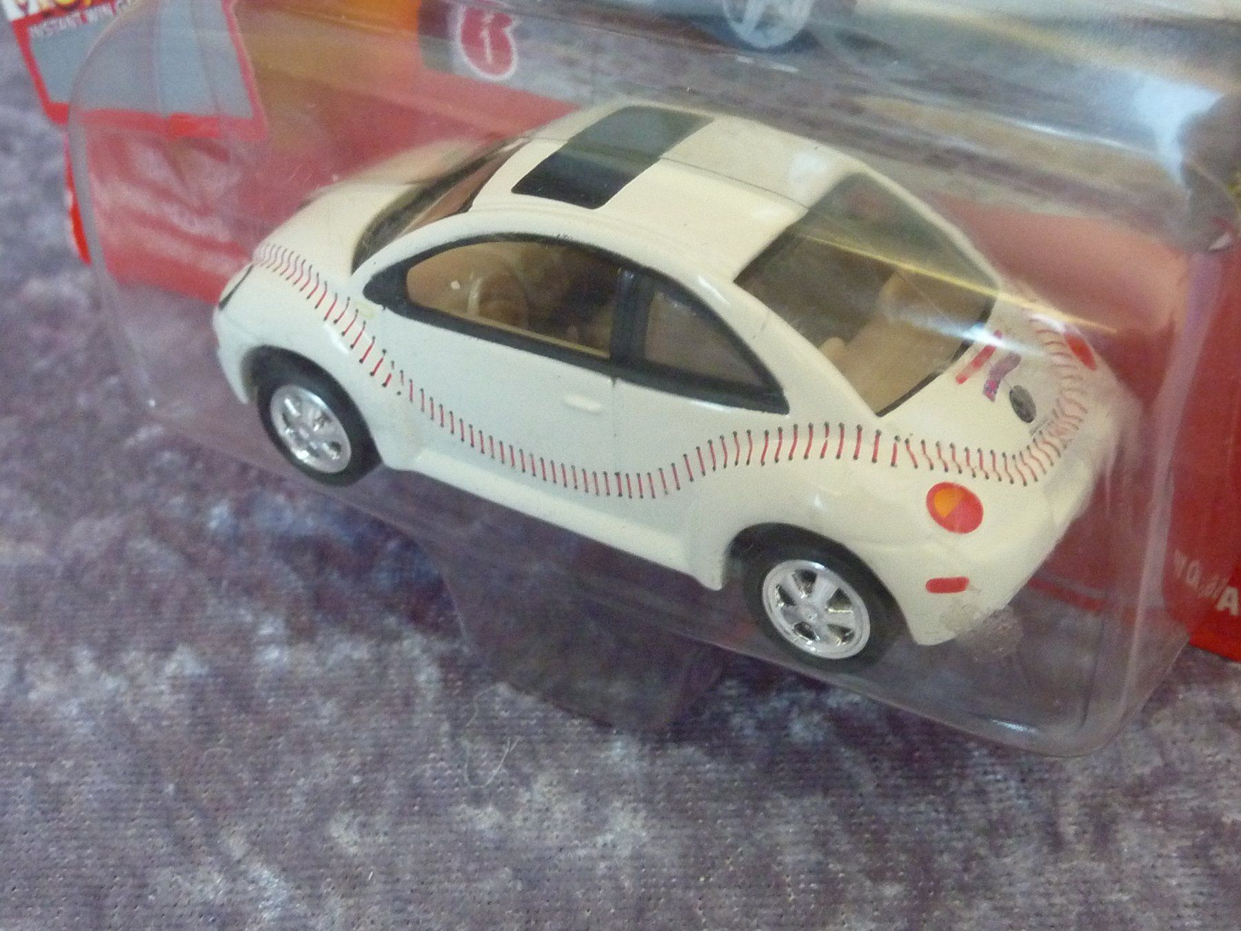 Volkswagen Modellini d'auto: VW New Beetle 2000 1:64 – Nuovo e nell'imballaggio originale da Dürrenäsch venduto da modellautos4you 3