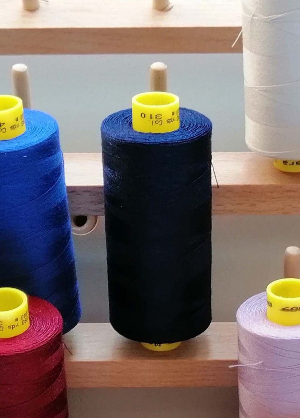 Cordicelle & Fili: Nähfaden Gütermann 120 feine Stoffe 1000m - 310 dunkelblau – Nuovo e nell'imballaggio originale da Winterthur venduto da LederSchneiderei 1