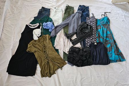 Grosses Paket Gr. XS mit Only Jeans und Esprit Kleid neuw.
