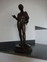 Antike Bronzefigur Knabe mit Tuch, sehr guter Zustand
