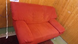 Sofa rot zweisitzig in gebrauchtem Zustand zu verkaufen