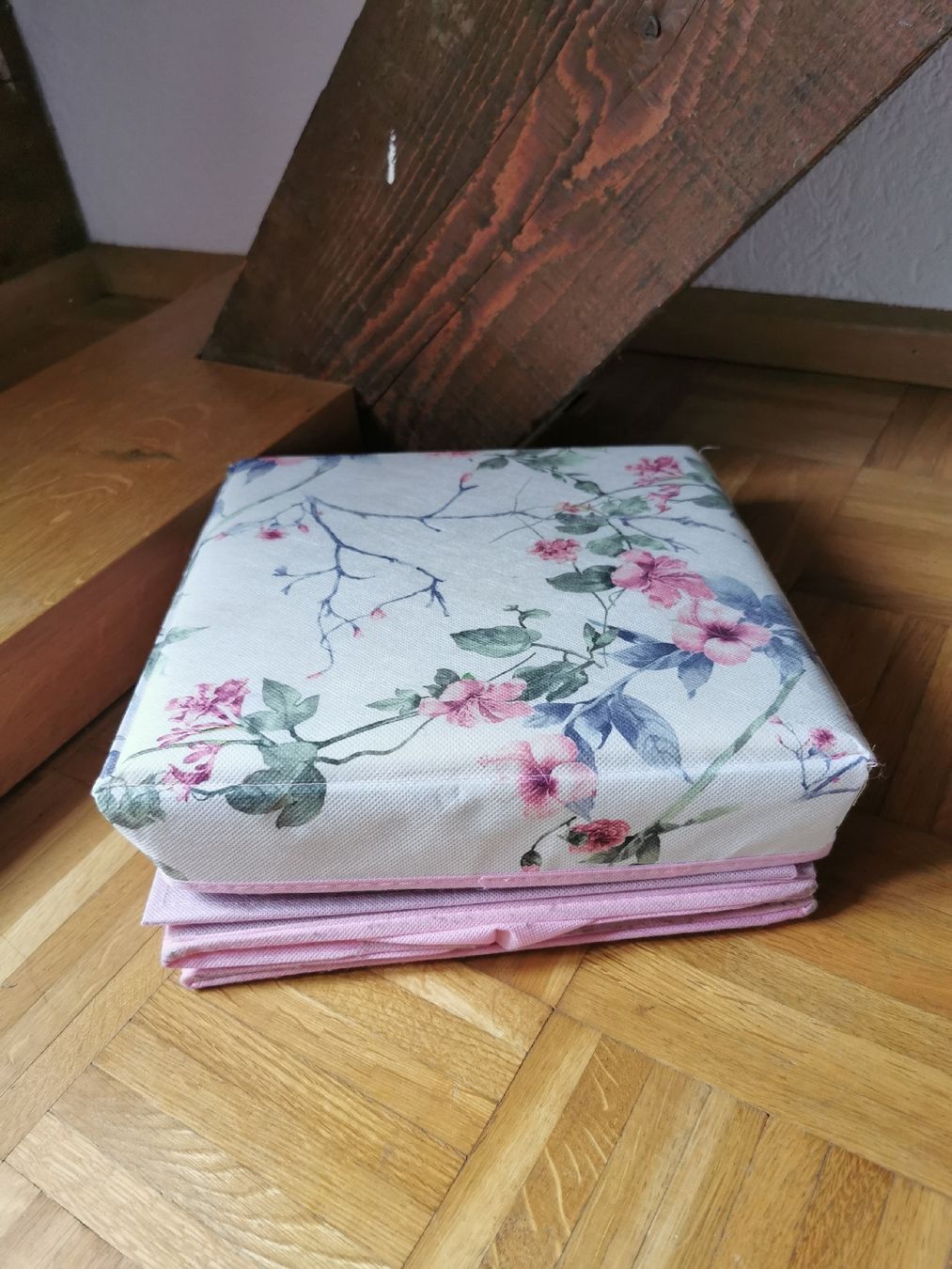 Transportkisten: Praktische Aufbewahrungsbox/Sitzbox mit Blumenmuster – Gebraucht aus Laufen von Daraja 2