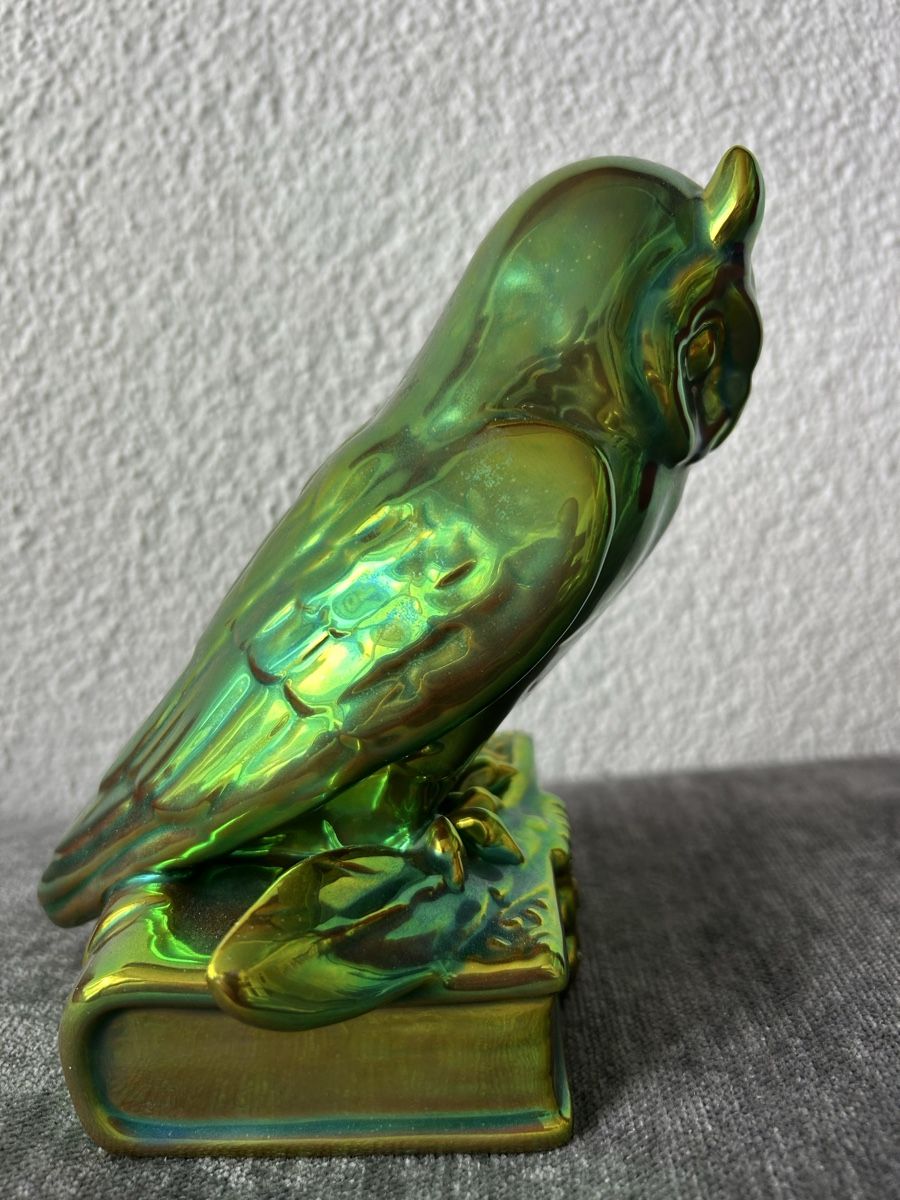 Zsolnay Statuette: Zsolnay Eosin glasierte Porzellan -Eulenfigur auf Buch – Usato da Hofstetten SO venduto da Treasurefinds 1