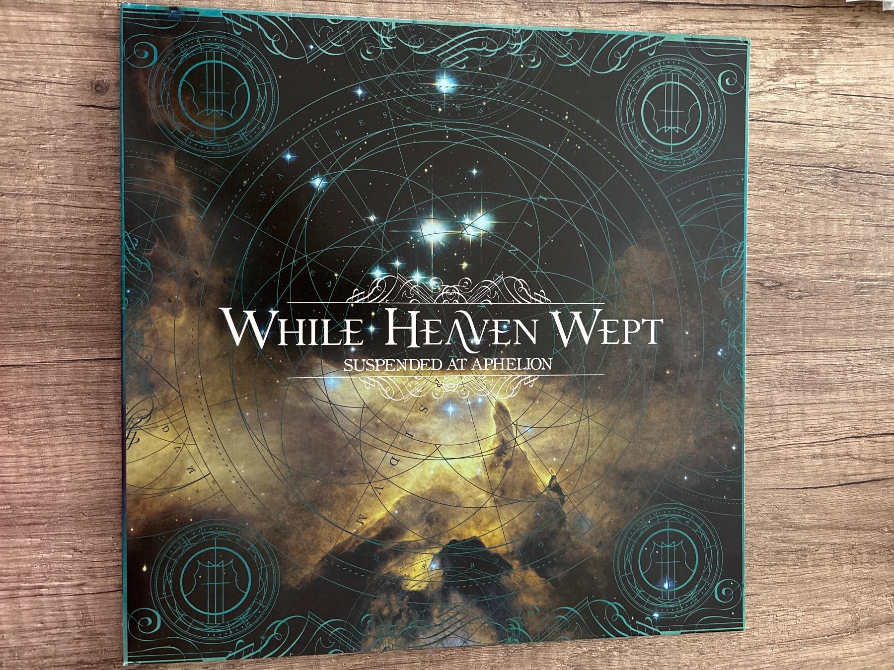 Vinyles: While Heaven Wept - Suspended at Aphelion - Vinyl – D'occasion à Frutigen par Philippe_jsp