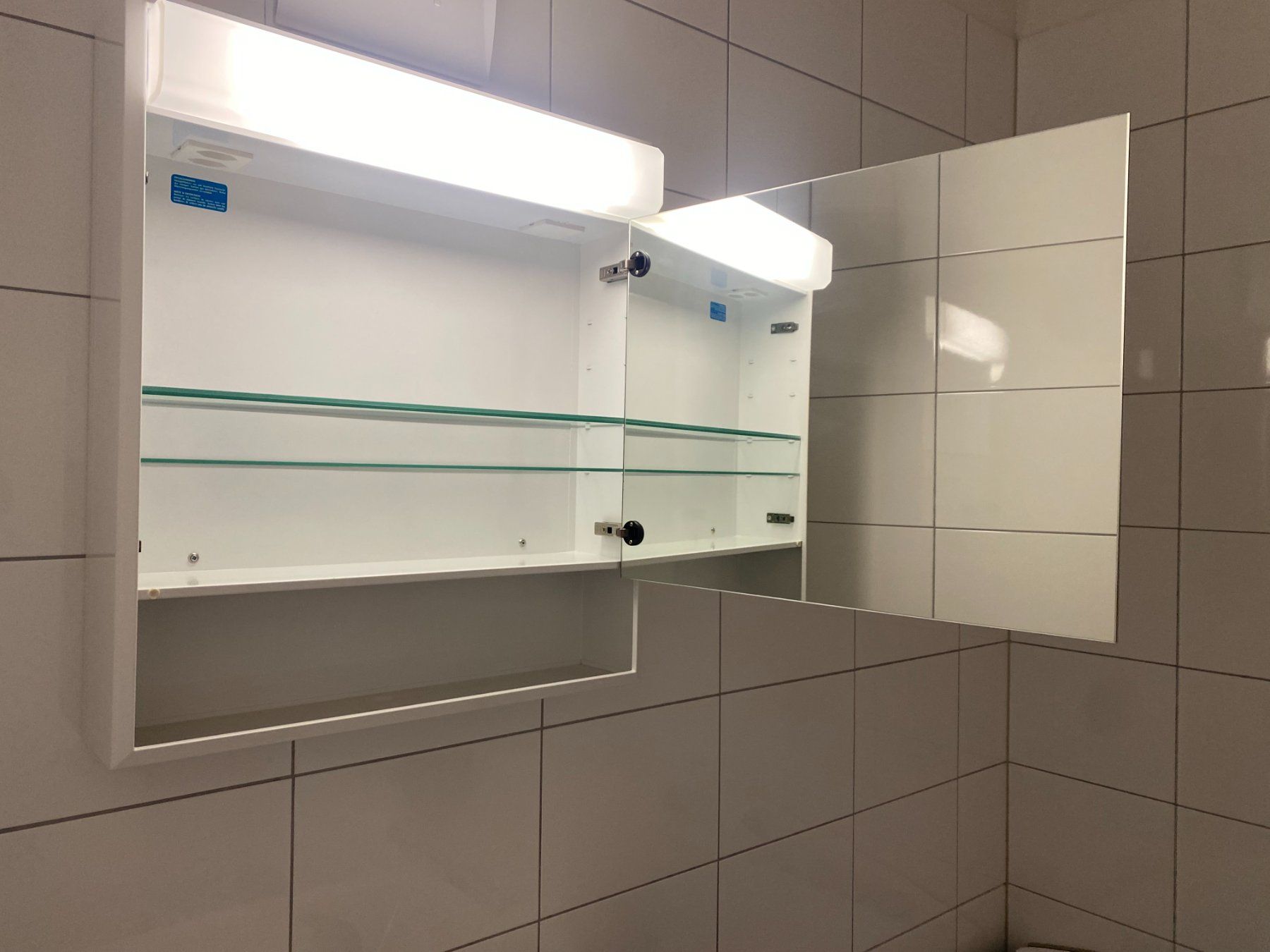 Spiegelschränke: Spiegelschrank mit integrierter Steckdose – Gebraucht aus Unterterzen von bac_287t 1