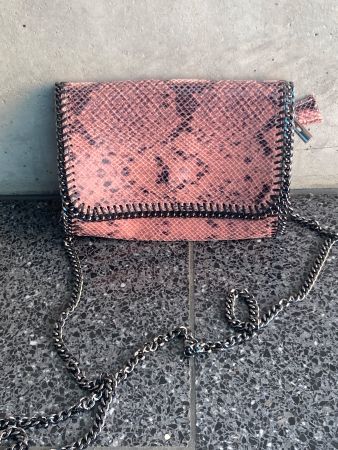 Chice Handtasche Pink Schlangenmuster, Kettendetail, Leder