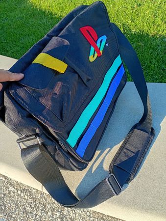 PlayStation Retro Logo Kuriertasche 35 cm schwarz