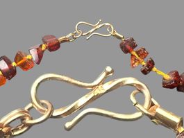 Handgeknüpftes Bernstein Collier mit 8 Karat Gold-Verschluss