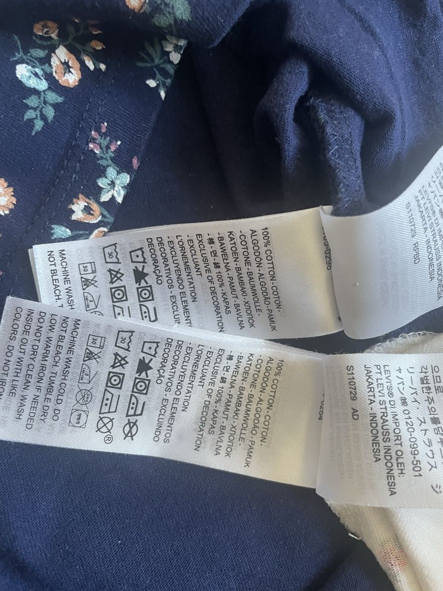 Levi's T-shirts: 2 Levis T-Shirts Blumenmuster Grösse M – D'occasion à Fribourg par Mymikrakra01 5