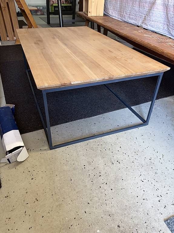 Tische: Tisch – Gebraucht aus Schmitten FR von chris9992