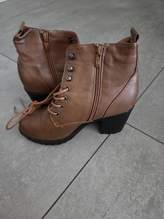 Scarpe da donna: Stivaletti tacco donna  – Usato da Bellinzona venduto da lus_lyb5