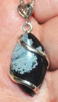 Halskette D-291 – Schneeflocken Obsidian mit Herz –37x17x7mm