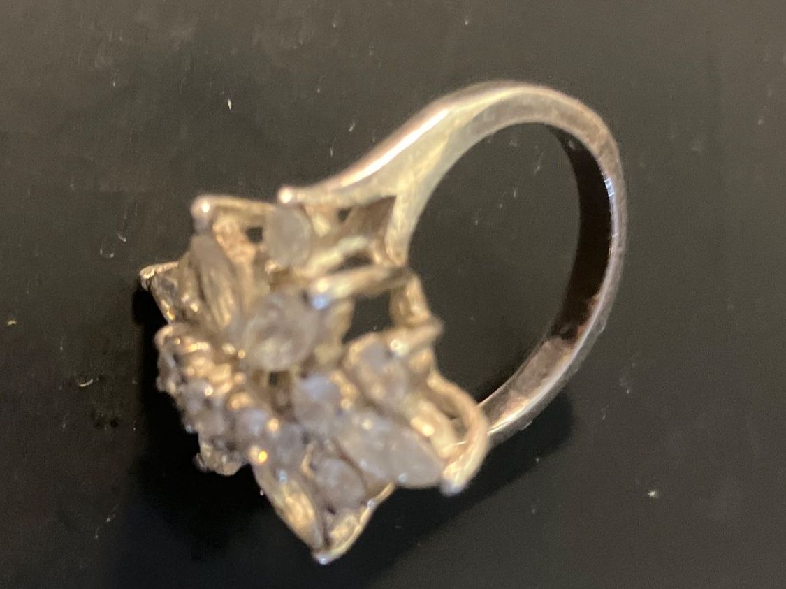 Bagues: Ring mit weissen Steinen silber gebraucht – D'occasion à Balterswil par Erbsli77 2