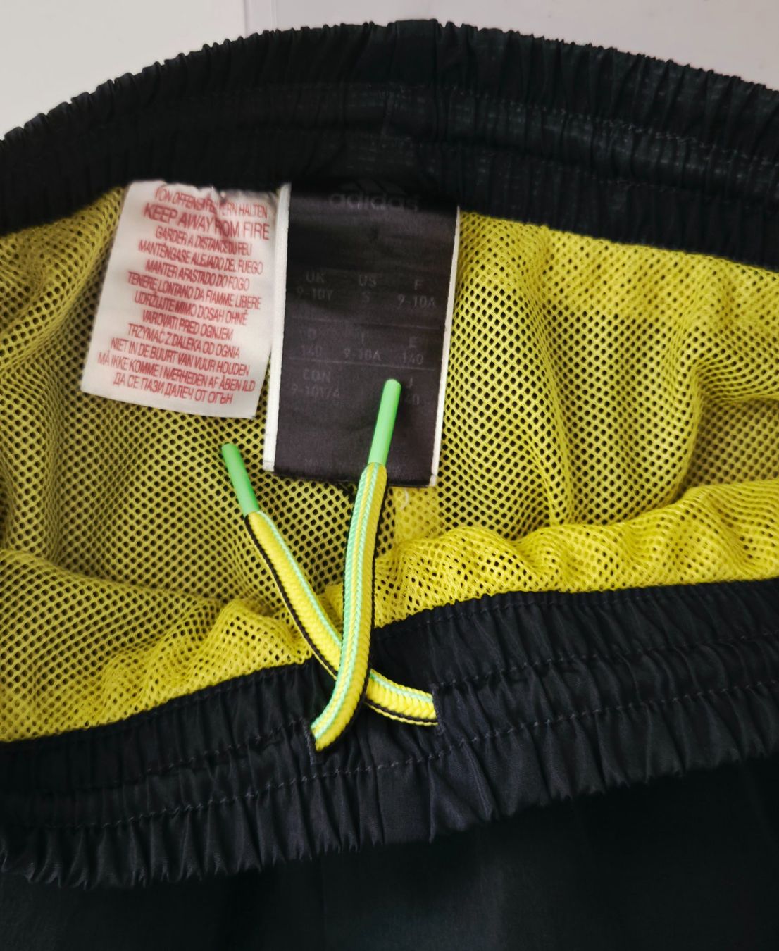 Adidas Pantaloni: knielange Adidas Shorts, Gr.140 – Usato da Volketswil venduto da Dokinka 2