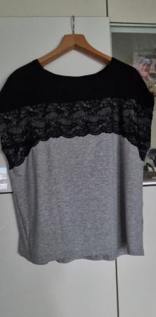 T-shirt T 46 gris avec la dentelle noir
