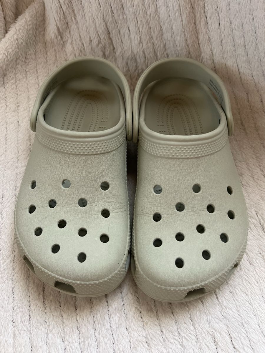 Crocs Chaussures filles: Crocs J3 34 35  – D'occasion à Grindelwald par shuanita 1