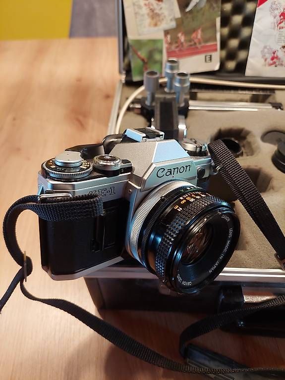Canon Fotocamera: Kamera Canon ae1 Set mit Koffer – Usato da Neuenegg venduto da Holzwurm261 1
