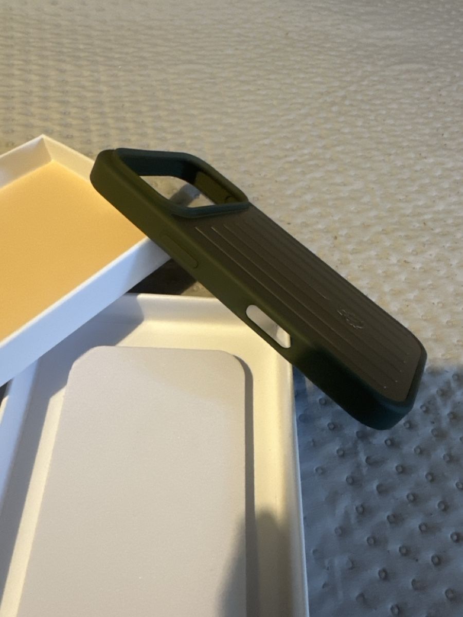 Apple Coques & Protection écran: Coque iPhone 17 Pro RIMOWA – Neuf avec emballage d'origine à Renens VD par acc_x6fw 3