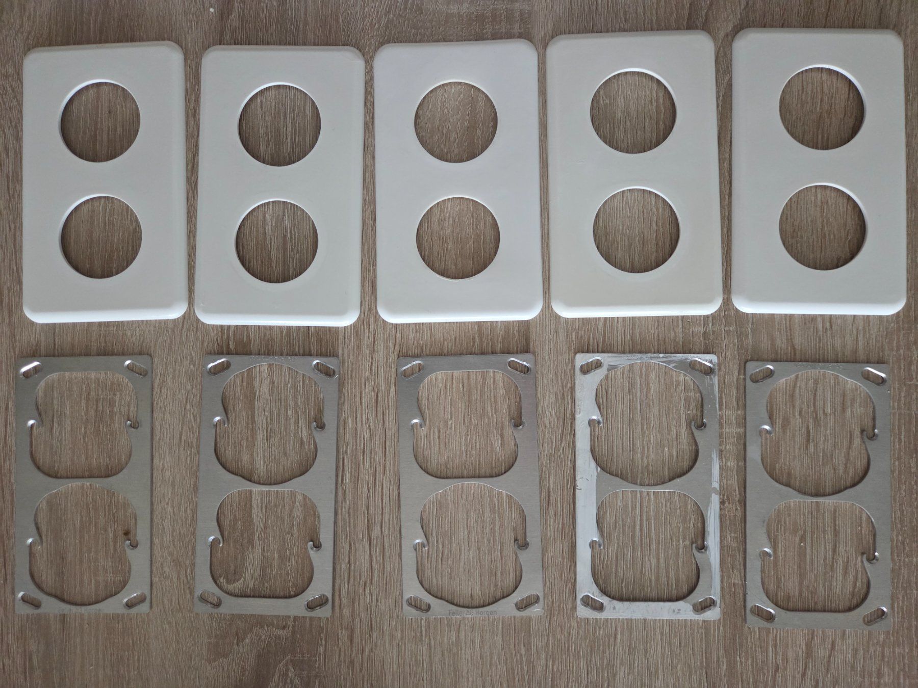 Spine: Doppel Steckdose Abdeckung Standard  2x d42 (d43) – Usato da Zürich venduto da Alibaba1234