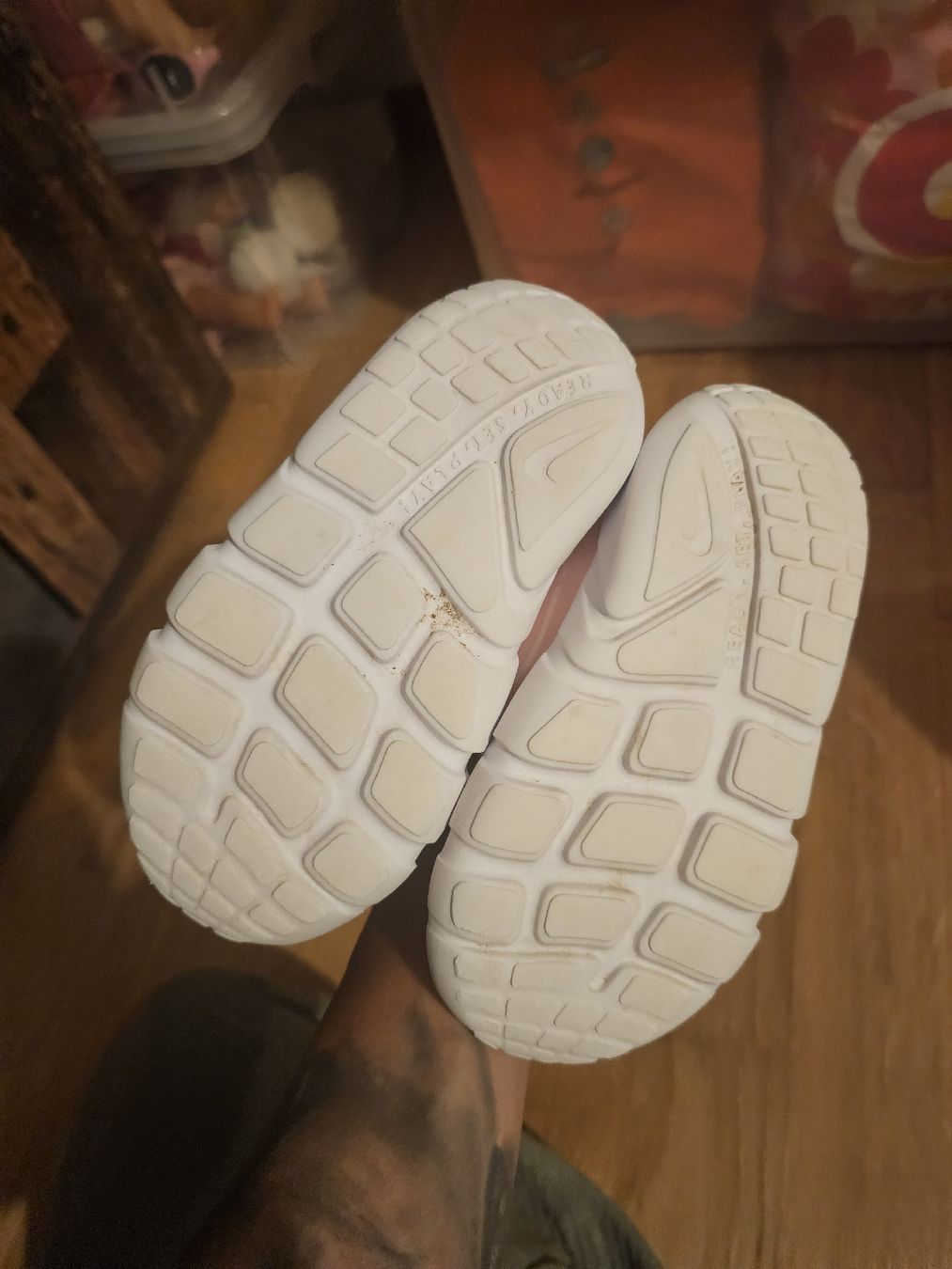 Scarpe per ragazze: Nike Kinder Turnschuhe rosa Grösse 26 gebraucht – Usato da Lohn-Ammannsegg venduto da Kiki1311 2