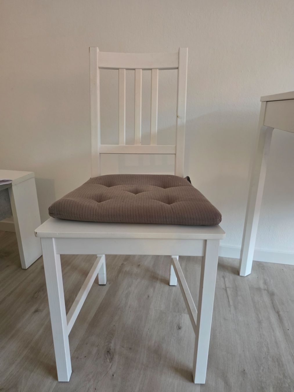 Ikea Sedie: 2Sedie bianca massiccia con cuscino - Ikea – Usato da Chiasso venduto da fra_fv8p 1