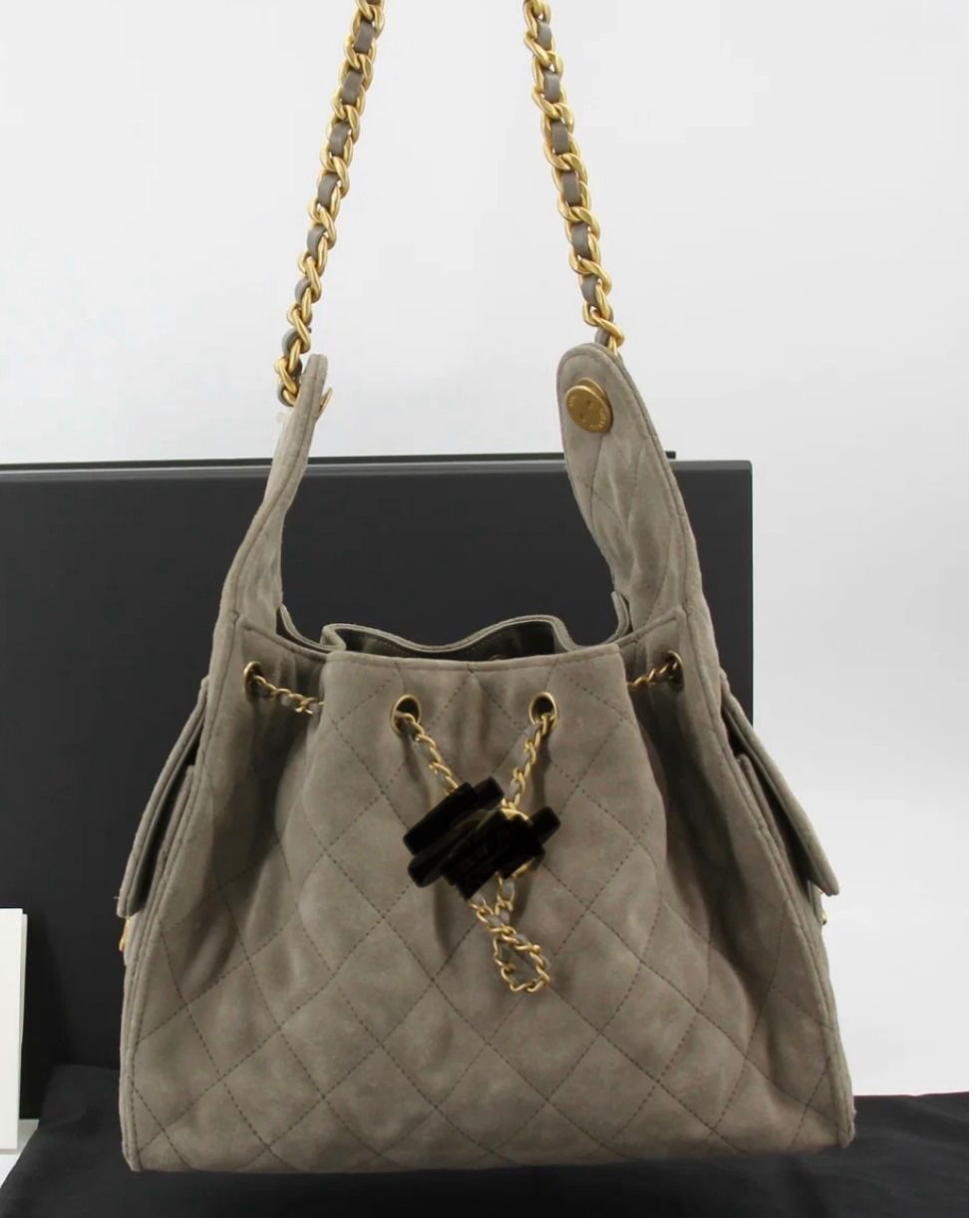 Sacs femmes: Handbag Grey Suede Chain Shoulder Bag – D'occasion à Zürich par Jasmin3S