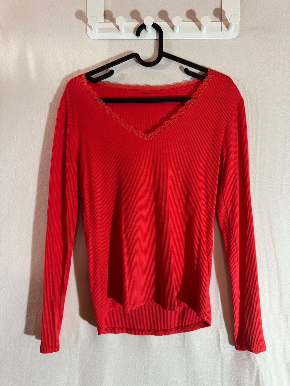 Pulls & Sweat-shirts: Schöner roter Pullover mit Spitzenrand – D'occasion à Grosswangen par second_hand_dress