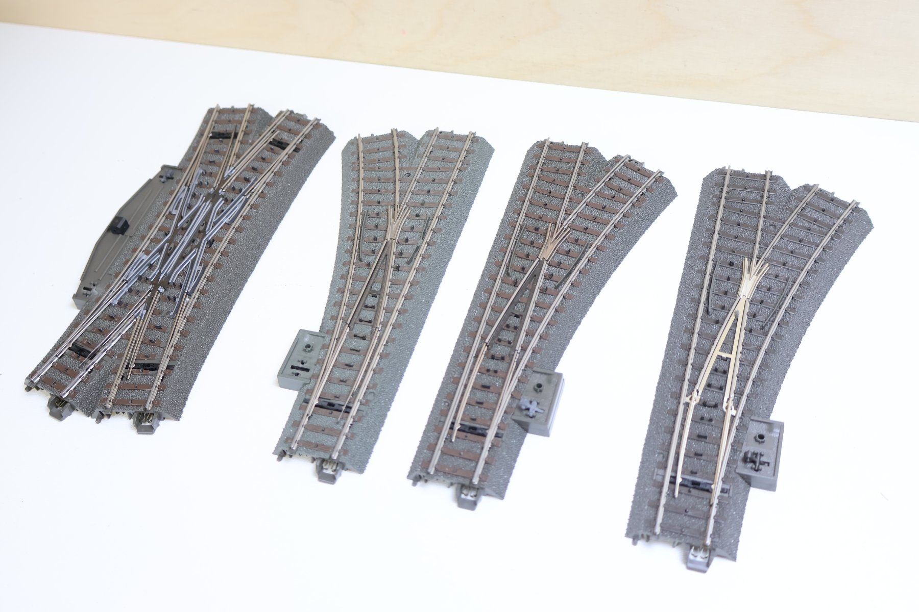 Märklin Modellini di ferrovie: Märklin 4 x Weichen C-Gleis H0 - DKW – Usato da Winterthur venduto da Monstera 4