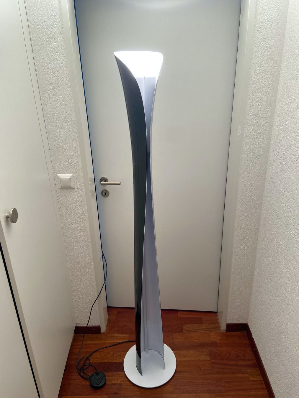 Artemide Lampade: Artemide Cadmo schwarz-weiße LED-Stehlampe – Nuovo (secondo la descrizione) da Wetzikon ZH venduto da tob_kd57 1