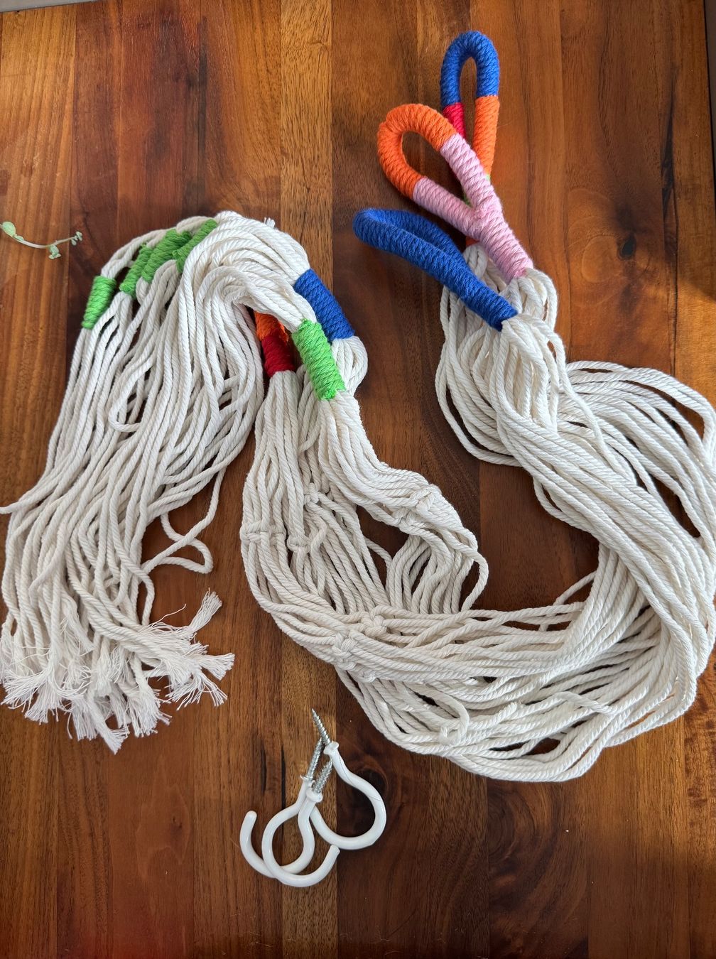 Vasi per fiori: New plant pot with multiple rope hangers – Nuovo (secondo la descrizione) da Zürich venduto da kri_zhv2 1