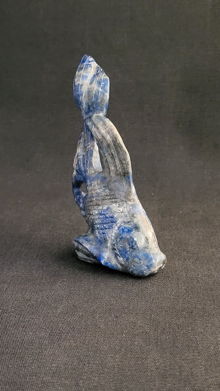 Statuette: Handgeschnitzter Sodalith-Goldfisch – Usato da Basel venduto da spinne02 2