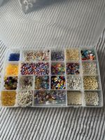Riesen Bastelbox mit vielen verschiedenen Perlen!