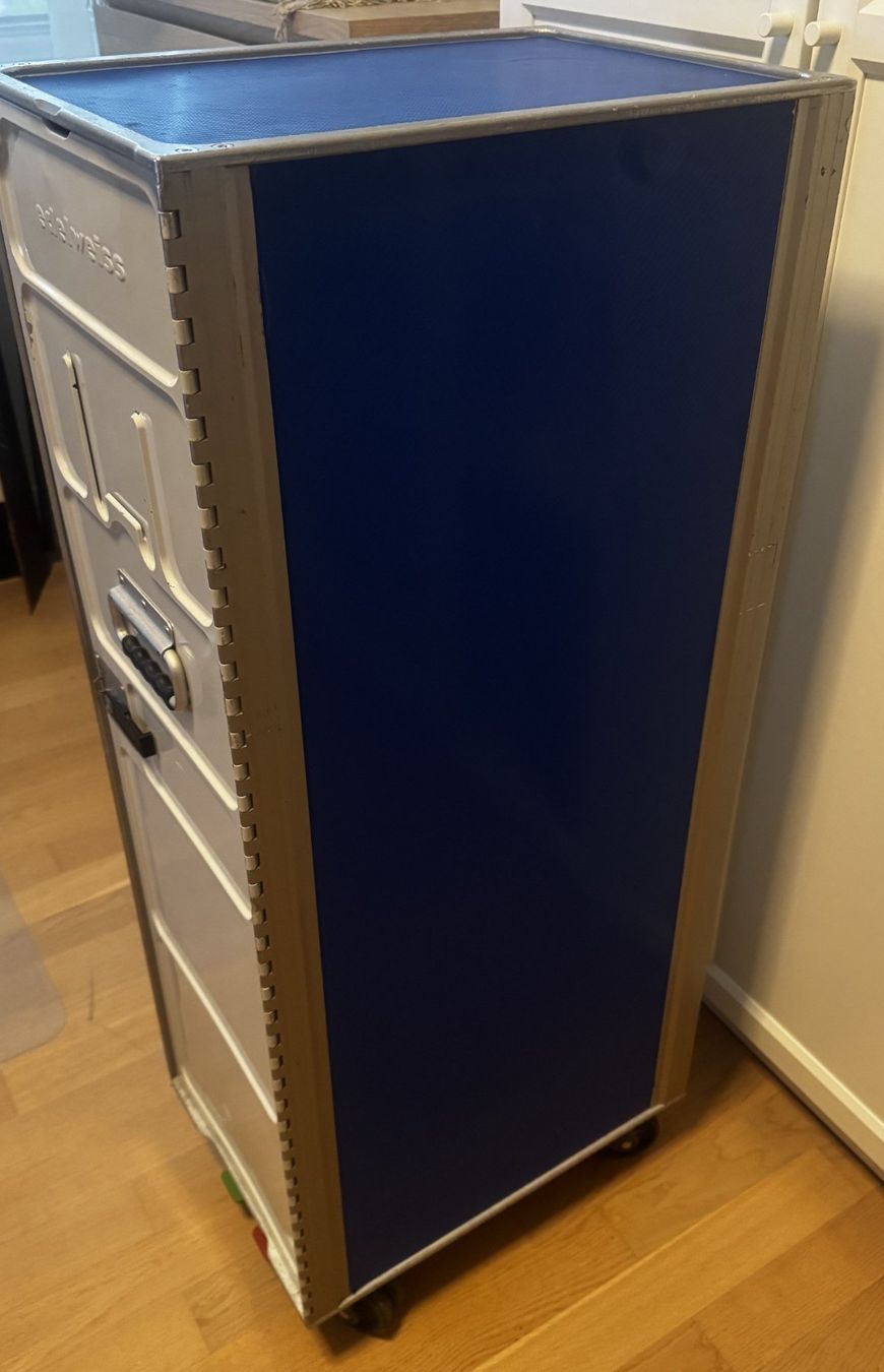 Autres aviation: Original Edelweiss Airline Trolley – D'occasion à Winterthur par Rwa 5
