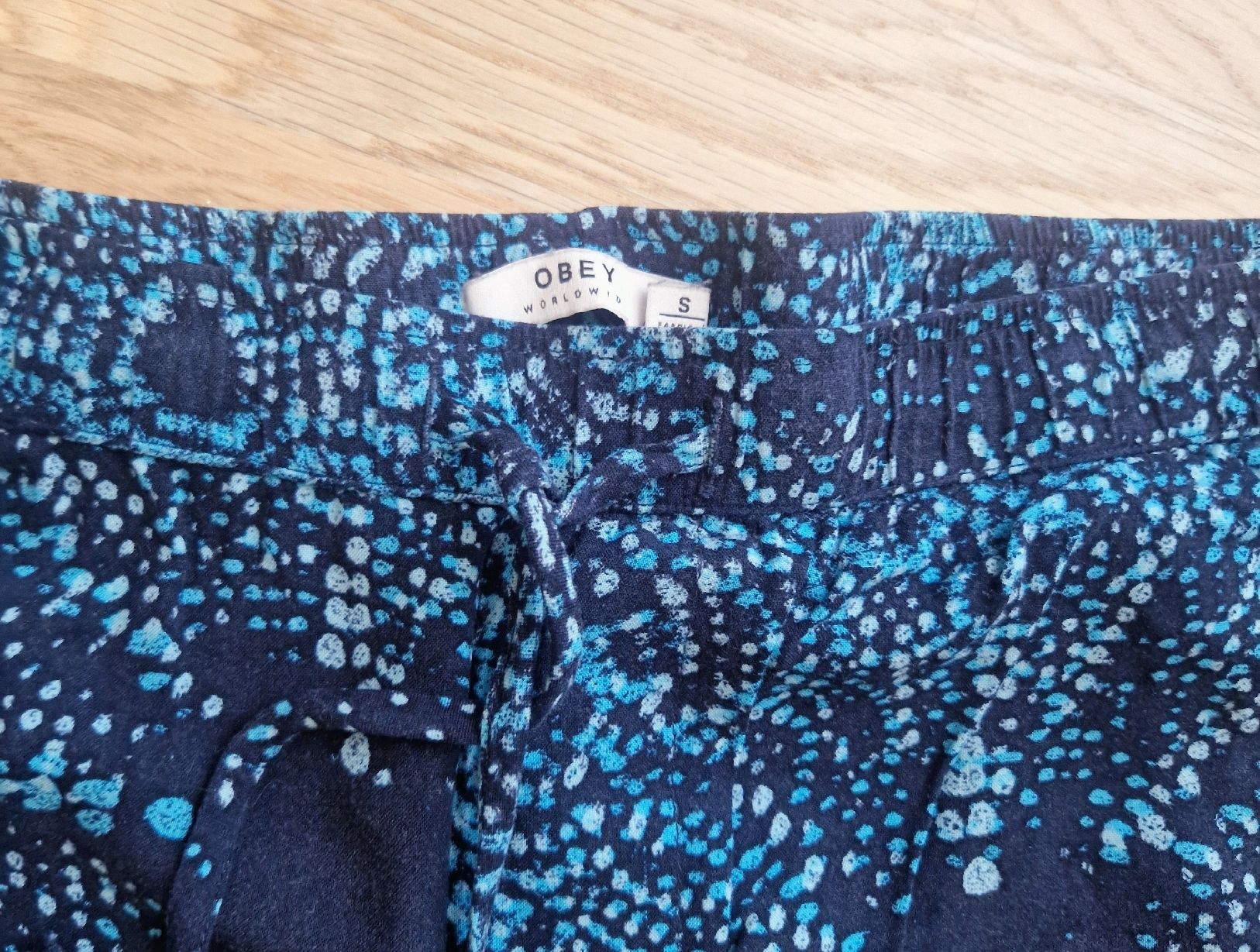 Obey Pantaloni: Pantalon OBEY léger imprimé bleu - Taille S – Usato da Denges venduto da elo_2zgb 1