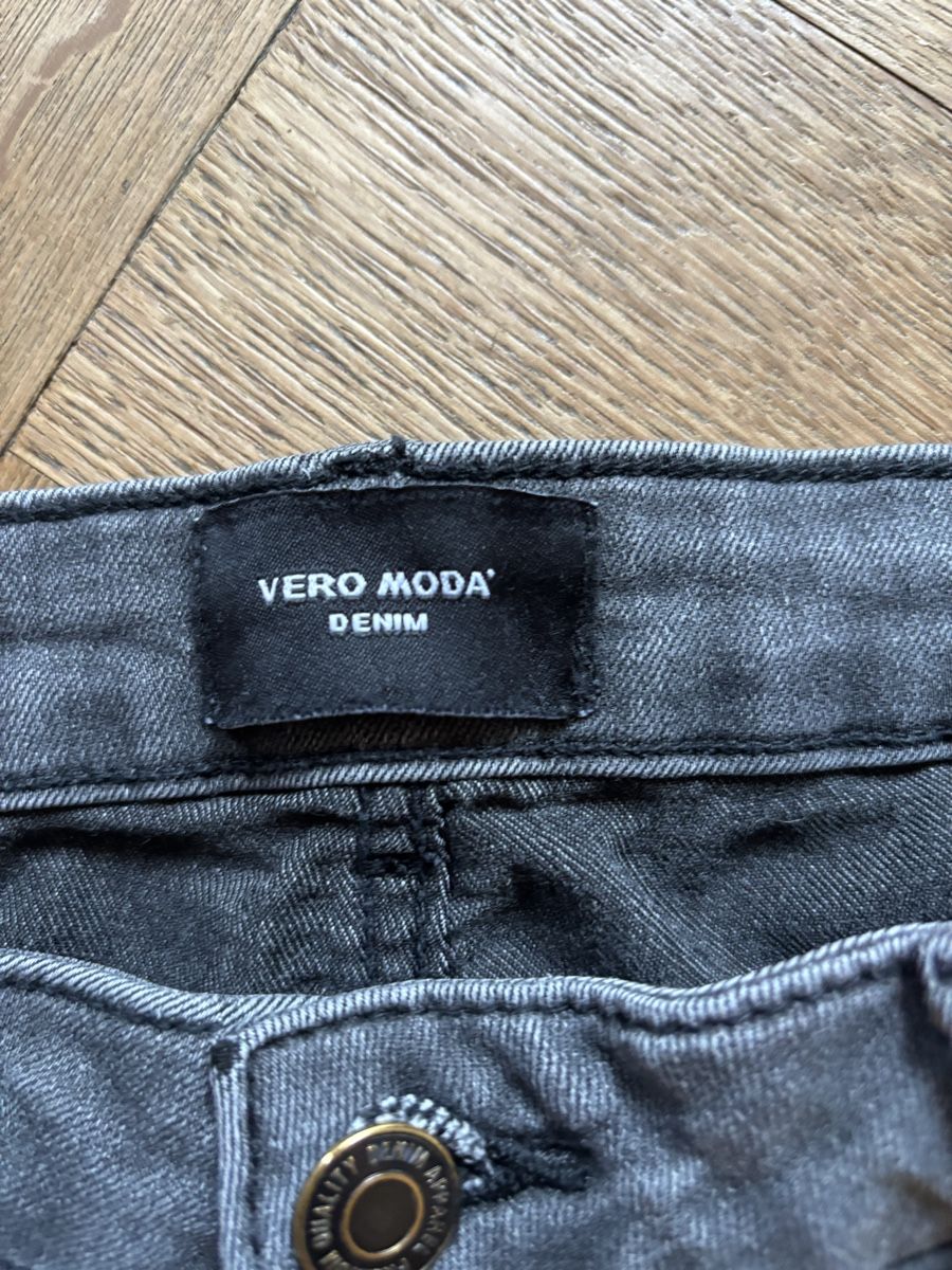 Vero Moda Jeans: Jeans  jegging Vero Moda, gris, taille M/30 – Usato da Sion venduto da Nelsonkatz 1