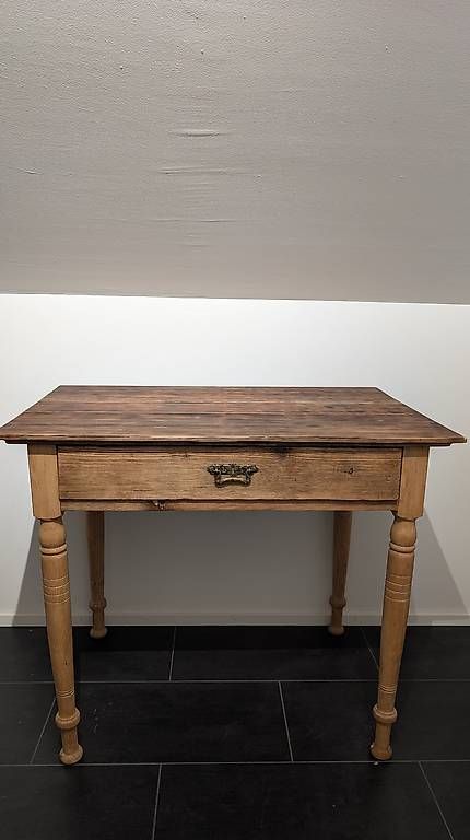 Tables: Vintage Holztisch mit Schublade  – D'occasion à Zürich par moiety