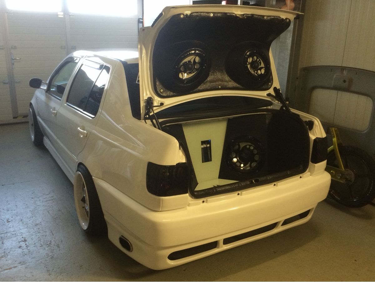 VW Tutti pezzi di ricambio auto: Heckstossstange Tuning VW Vento ab 1.-! – Usato da Selzach venduto da jonny_boy3691 4
