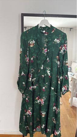 Elegantes grünes Sommerkleid mit Blumenmuster, Grösse S