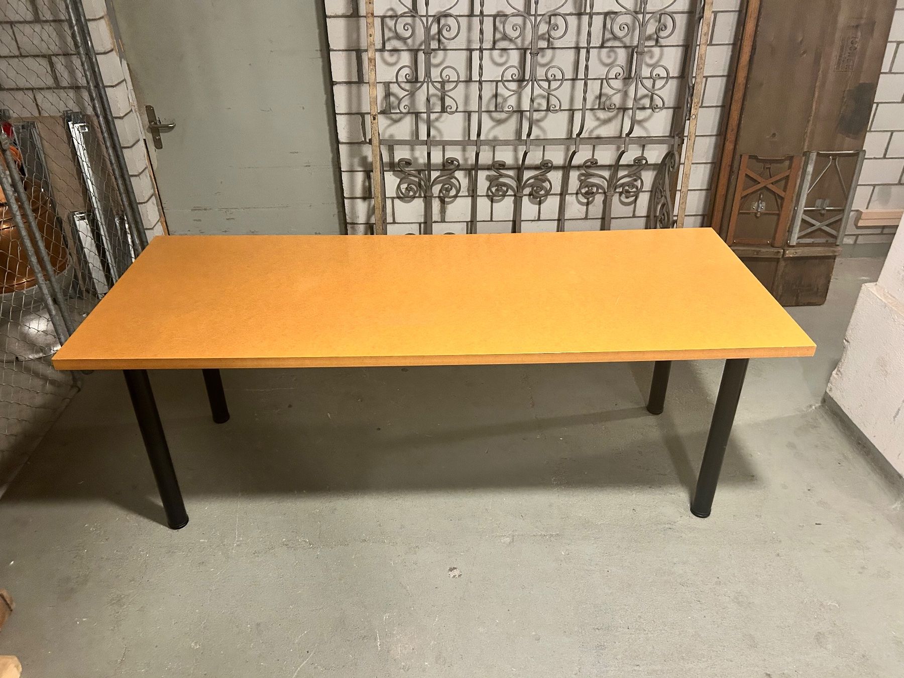 Schreibtische: 4 Bürotische mit MDF-Platte – Gebraucht aus Luzern von din_6lb7