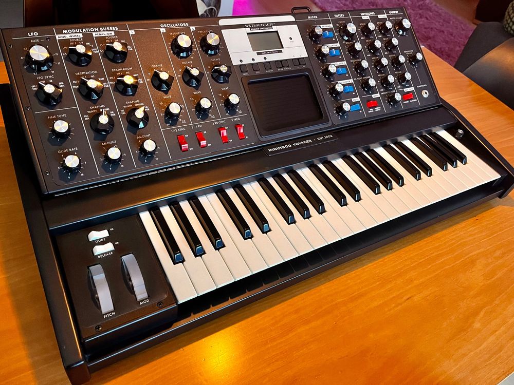 Minimoog Voyager || Electric Blue || Limited Edition | Kaufen auf Ricardo