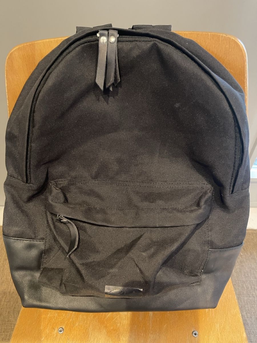 Zaini: Schwarzer leichter Rucksack – Usato da Ueberstorf venduto da ojas23