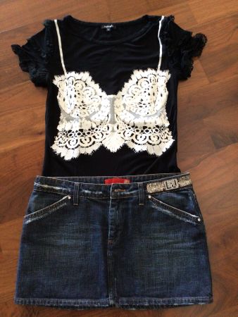 T-Shirt und Rock