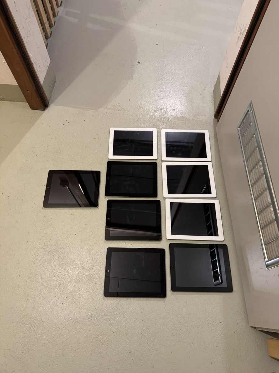 Apple Tablet PC:     Konvolut: 41 Apple iPads  – Defekt aus Adliswil von Busys 8