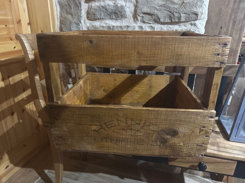 Ancienne caisse en bois clair de sapin avec couvercle vintage
