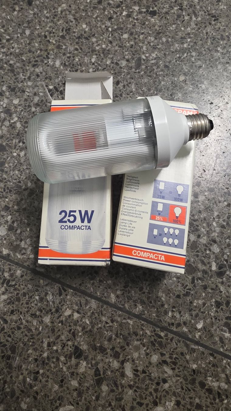 Osram Lampade: Osram COMPACTA 25W Energiesparlampe E27 neu – Nuovo (secondo la descrizione) da Zürich venduto da anna.caterina