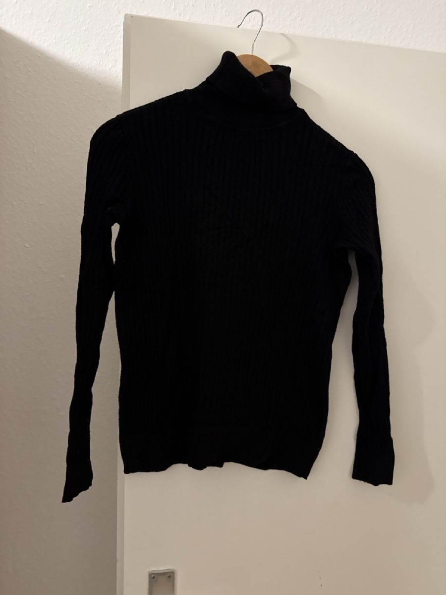Maglioni & Felpe: Pull noir à col roulé, idéal pour l'hiver, taille M – Usato da Les Acacias venduto da ari_xv29 1