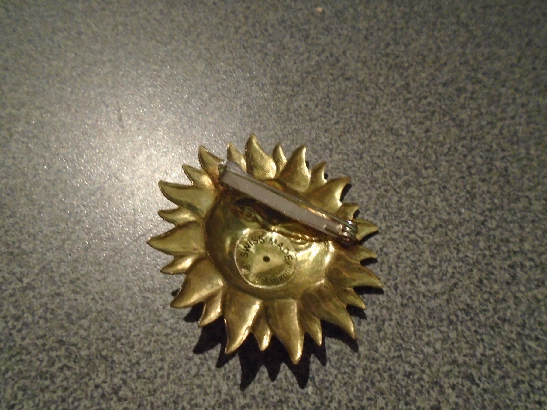 Broschen & Nadeln: Brosche Sonne mit Gesicht, goldfarbig – Gebraucht aus Zürich von abraxas1291 1