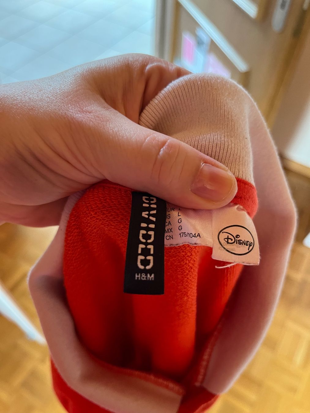 H&M Pullover & Sweatshirts: Pull orange avec col blanc intégré H&M Divided Disney L – Gebraucht aus Porrentruy von Madamebovary 2