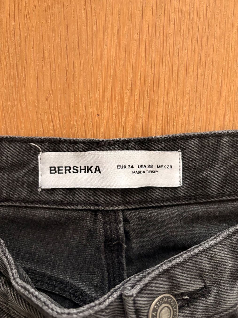 Bershka Pantaloni: Jort Bershka Noir – Usato da Nidau venduto da smarties88 2