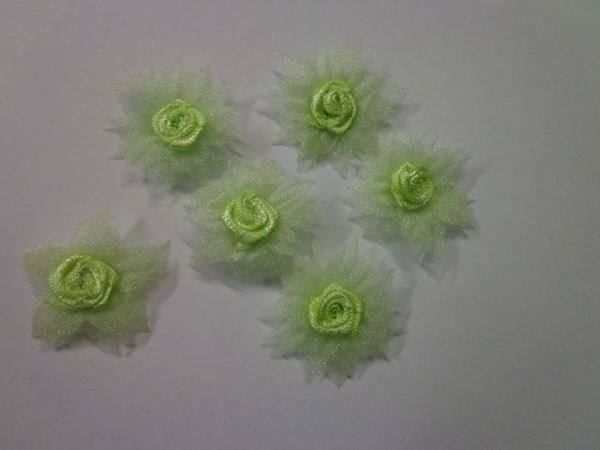 Tessuti: FLEUR organza + rose satin 2.5 cm VERT – Nuovo e nell'imballaggio originale da St-Imier venduto da goodber 1